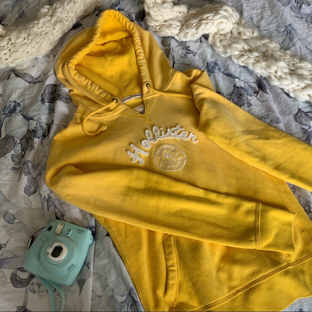 HOLLISTER | yellow pullover hoodie